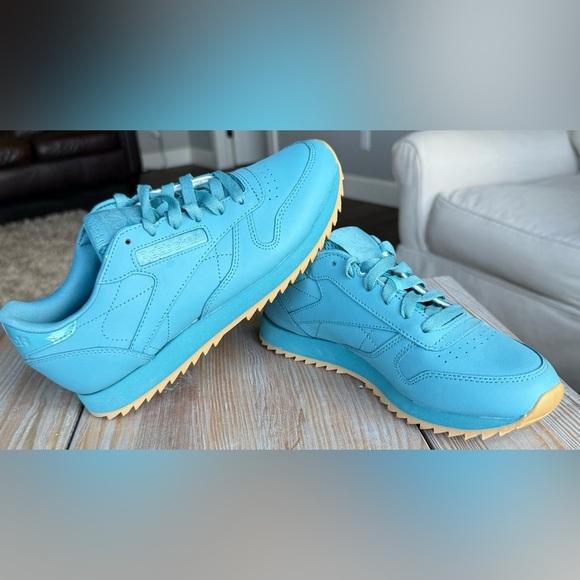 Reebok Shoes - Reebok Classic SIZE 7 Blue Low Top Lace Sneakers With Retro Gum Sole